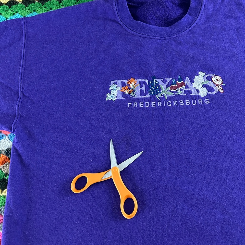 Vintage 90s Fredricksburg Texas Embroidered Floral Crewneck Sweatshirt C View 3